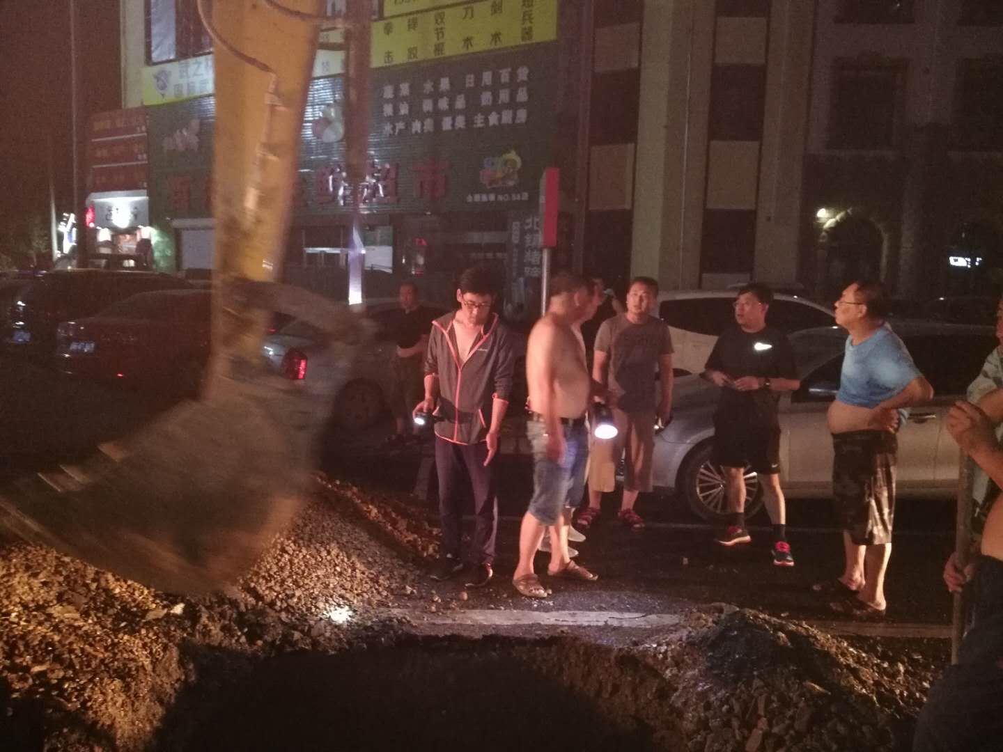 酷暑高温全力抢修 挑灯夜战恢复供水