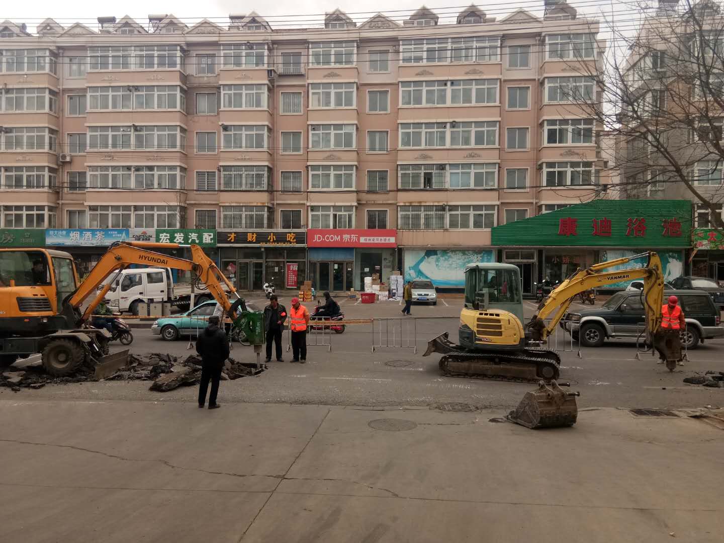 连续奋战48时 雨夜抢修保供水