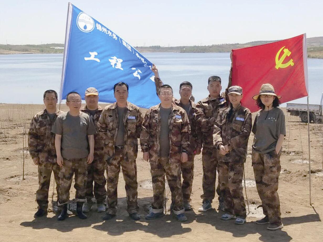 工程公司组织党员到锦凌水库开展义务植树活动