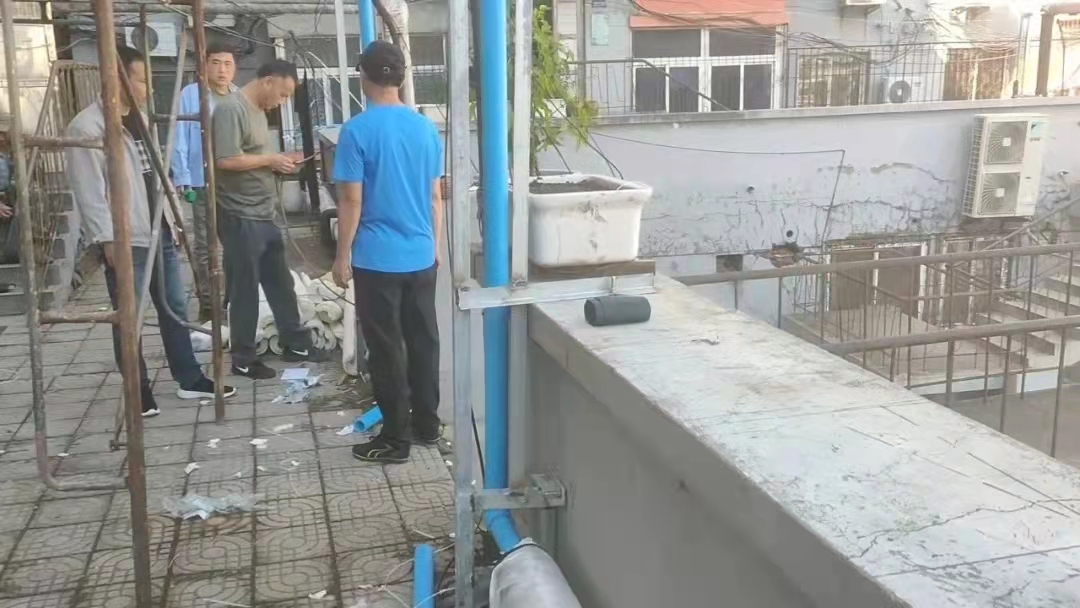 我为群众办实事丨人民街二段21号楼二次网管线改造工程紧张施工中