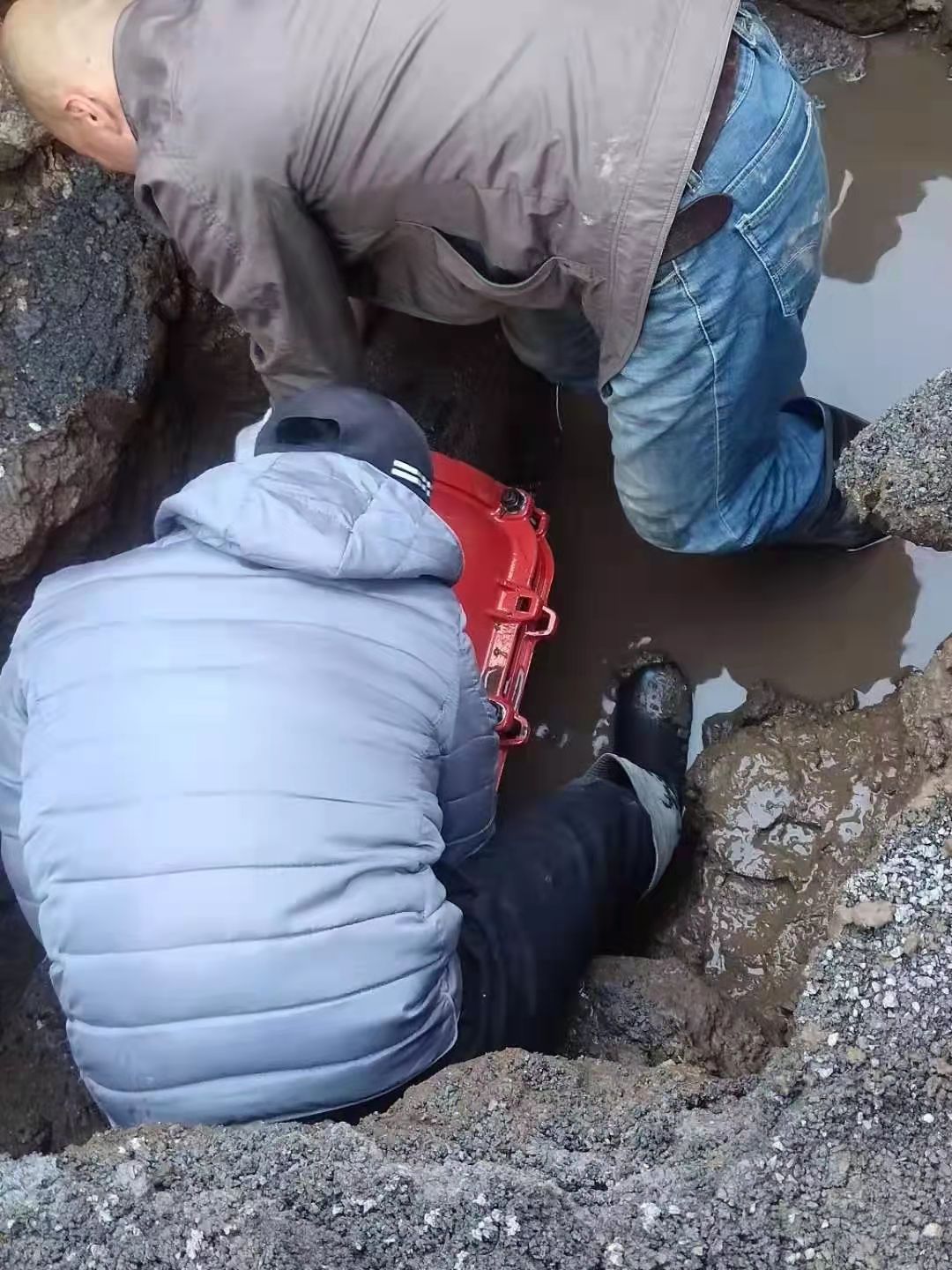 深夜抢修管线  保障供水暖人心