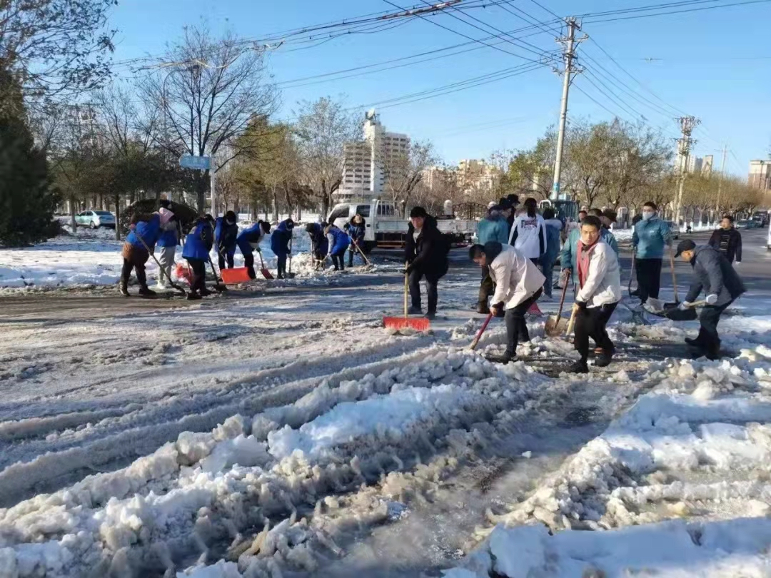 铁北公司党支部帮扶社区清扫积雪
