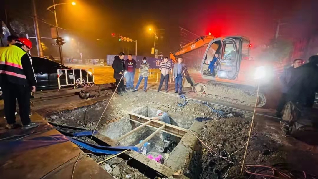 初冬寒夜 那些忙碌的身影—重庆路、士英街路口更换DN1000蝶阀施工作业