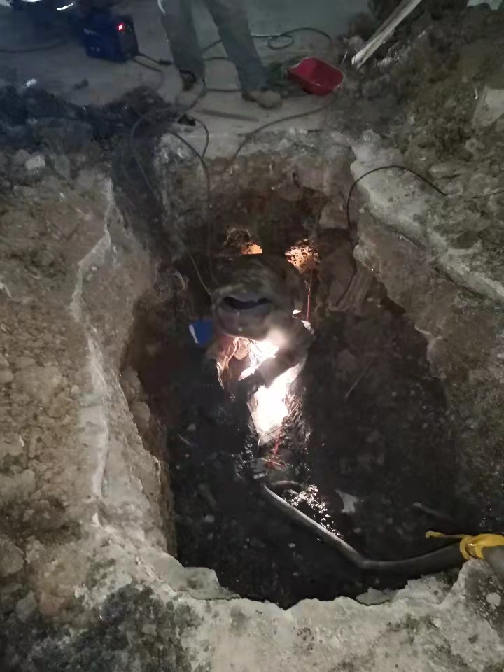 日夜奋战不停歇   抗击冰雪保供水