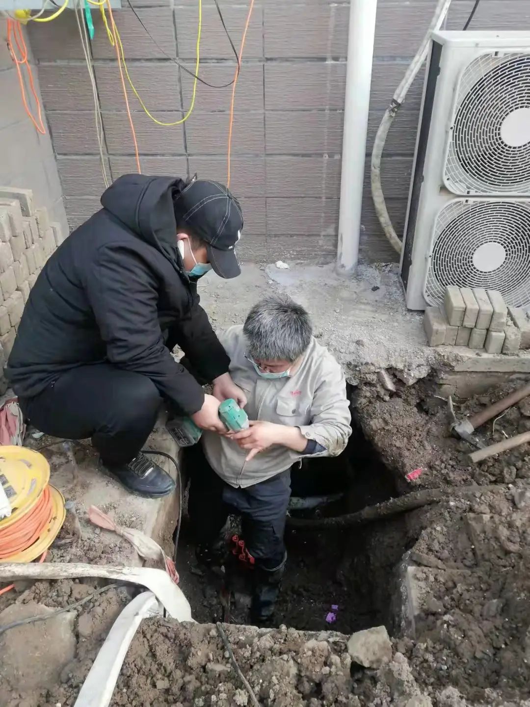 党旗飘扬丨同心抗疫 维修及时暖人心