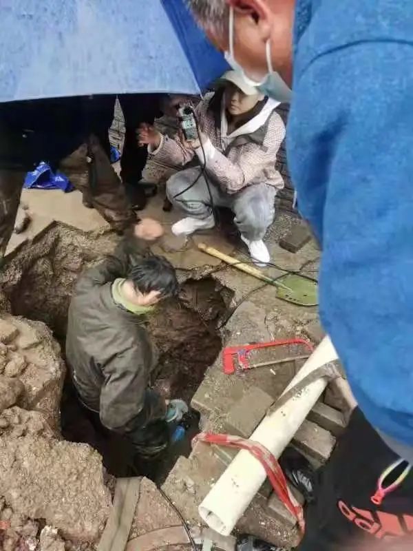 党旗飘扬丨冒雨抢修 保障供水