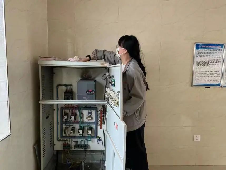 党旗飘扬丨松山公司党支部开展泵站卫生环境整治行动